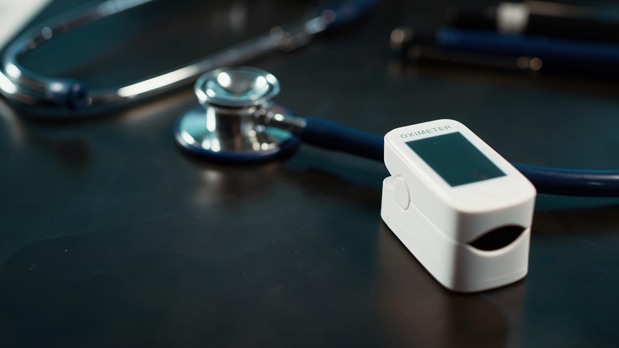 Tensiometru digital pe un birou curat, simbolizând monitorizarea tensiunii arteriale